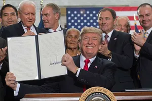 Ông Trump liên tiếp ‘ghi điểm’ cuối năm