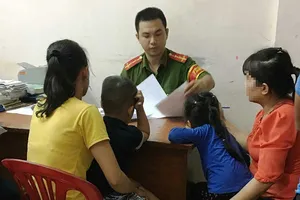 Cha mẹ dẫn con buôn bán xuyên đêm, xử sao?