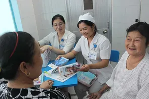 Đến tận giường thu viện phí