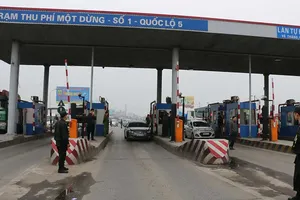 Tài xế lại trả tiền lẻ qua trạm BOT quốc lộ 5