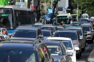 Thu phí ô tô vào trung tâm TP.HCM: Khó khả thi
