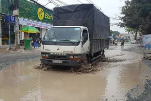 Đường Nữ Dân Công bỗng hóa thành ao