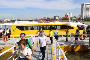 Buýt sông: Đi chơi thì được, đừng mơ… đi làm!