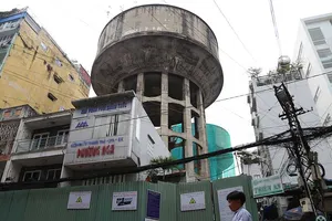 Dỡ bỏ 7 thủy đài khổng lồ ở Sài Gòn