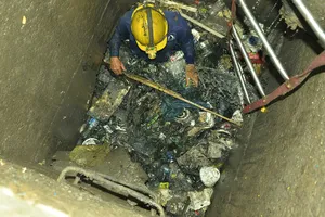  Gom rác khu vực máy bơm ‘khủng’ đường Nguyễn Hữu Cảnh