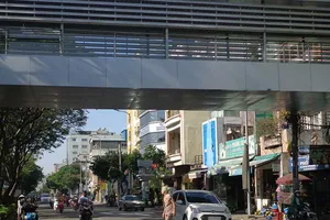 Cầu vượt đi bộ: Ngốn tiền tỉ, chả mấy ai đi