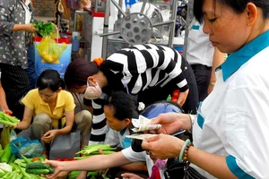 Tranh cãi chuyện tăng lương, tăng giờ làm