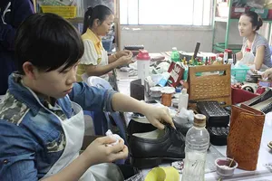 Người lao động trông ngóng thưởng Tết