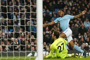 ‘Man xanh’ đội mũ đỏ lãnh quà Noel