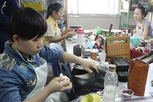 Ngừng giảm lương hưu lao động nữ: Đợi đến bao giờ?