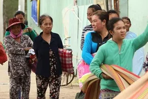 Dân vui mừng khi bão số 16 không vào đất liền