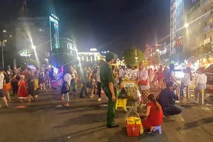 Rác, hàng rong làm xấu phố đi bộ Nguyễn Huệ