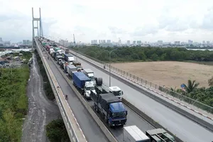 Vì sao cầu Phú Mỹ, cảng Cát Lái liên tục kẹt cứng?