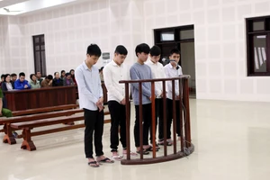 1 người đâm, cả nhóm thanh niên đi theo cùng bị tội