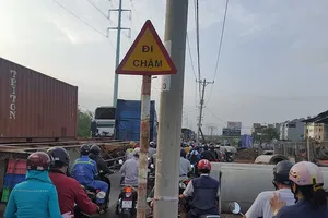 Dân phải liều mình chen giữa container