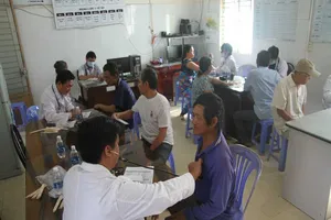 Hàng trăm người dân Cờ Đỏ được khám bệnh miễn phí
