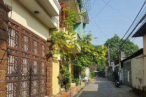 Dân nhà lầu ven sông bất ngờ bị di dời 