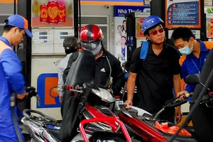 Bức xúc vì giá xăng A95 tăng ‘thần tốc’