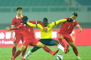 Nảy lửa ngay ngày khai mạc