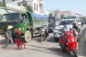 Xe tải gây bụi, dân rào đường phản đối