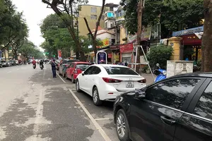 Mỗi tháng tốn 5 triệu đồng gửi xe: Chịu sao nổi?