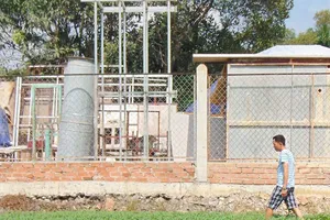 Cả ngày hít thở mùi hôi, bụi nhựa