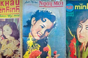 Người Sài Gòn nâng niu tờ báo Tết