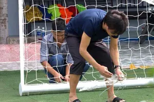 HLV Miura nhặt rác