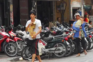 Dẹp bãi xe vỉa hè: Giải pháp nào?