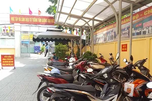 Ủy ban thu phí giữ xe theo kiểu ‘tùy tâm’