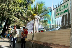 Vỉa hè quận 1: Tiền ‘khủng’ về tay ai?