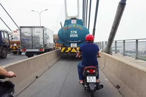 Xe bồn nghênh ngang trong làn xe máy