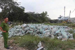 Đổ bùn trộm để ‘ăn bớt’ ngân sách