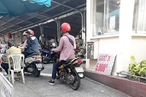 Quận 1 lý giải việc thu phí giữ xe ở sân UBND