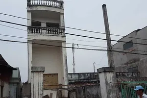 Phát hoảng với nhà vắng chủ chực chờ đổ sập