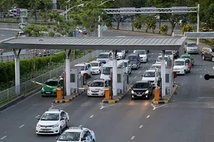 ‘Bộ GTVT cần ngưng thu phí vào sân bay ngay!’