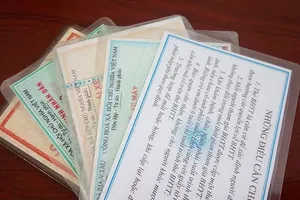 Đừng bắt dân đi đâu cũng kè kè giấy tờ không cần thiết