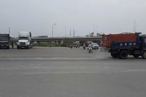 Hàng loạt xe container dừng đỗ ở vòng xoay Phú Hữu