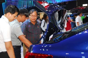 Đủ chiêu ‘móc túi’ người mua ô tô dịp Tết