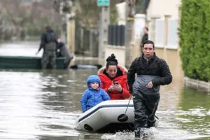 Paris ‘thất thủ’ vì lũ lụt, 1.500 người di tản