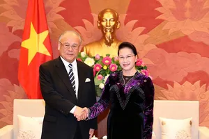 Chủ tịch Quốc hội tiếp cố vấn đặc biệt Tsutomu Takebe