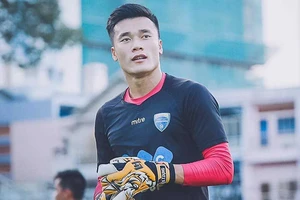 Khi cầu thủ không biết luật và bị ‘showbiz hóa’