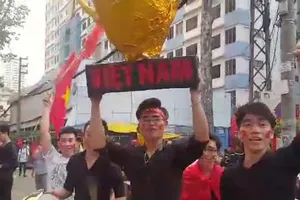 CĐV mang cúp vàng đến sân Thống Nhất tặng U-23 VN