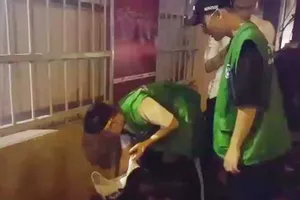 Nhóm học sinh tự nguyện dọn rác ở sân Thống Nhất