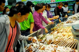 Cỗ Tết ‘đóng hộp’ hút khách