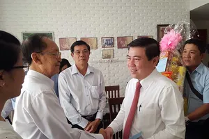 Lãnh đạo TP.HCM chúc Tết thầy thuốc, NLĐ nghèo