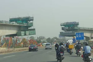 Vì sao xa lộ Hà Nội tiếp tục ‘trễ hẹn’?