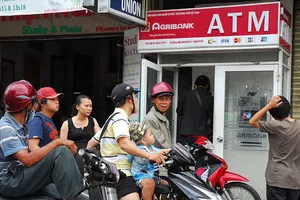 Phát khóc vì ATM ‘đứng hình’ ngày Tết