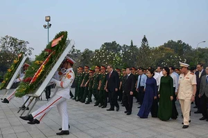 Lãnh đạo TP.HCM dâng hương các anh hùng liệt sĩ