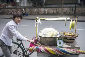 Những người đi qua phố